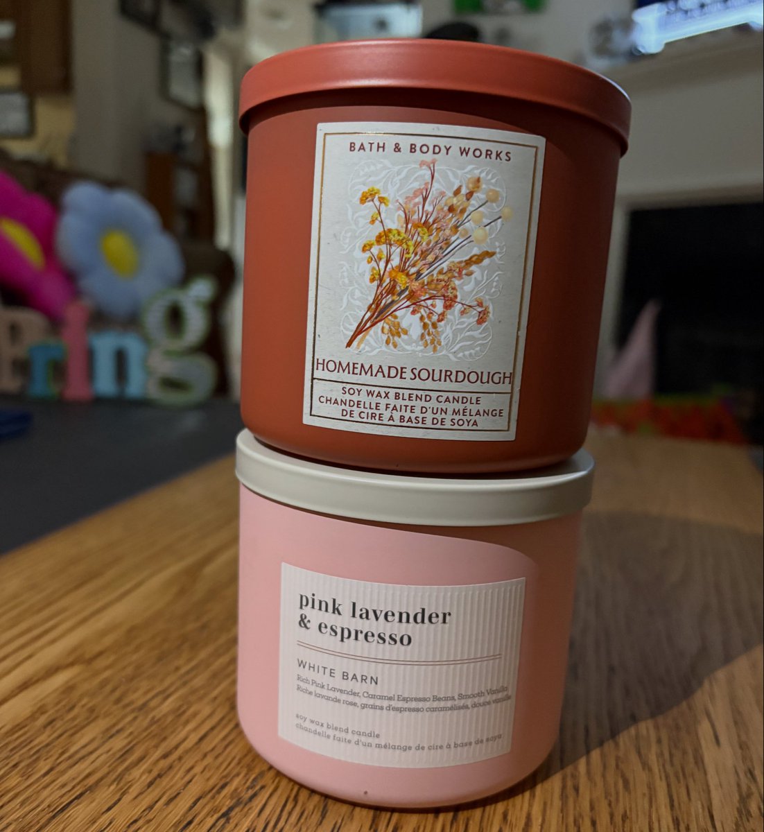 AshSmart's tweet image. The Homemade Sourdough candle smells like freshly baked bread 😍  

Any espresso candles we see we must get! 

Perfect scents for Spring! 

#HomemadeSourdough #Candles #BathAndBodyWorks #Spring #Espresso