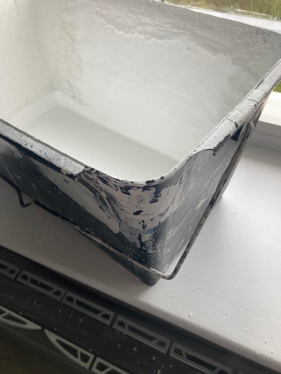 DecoratorsU's tweet image. Master decorators like me cut the corner of our scuttles so we can pour paint back more easily.

#decorators #master #scuttle