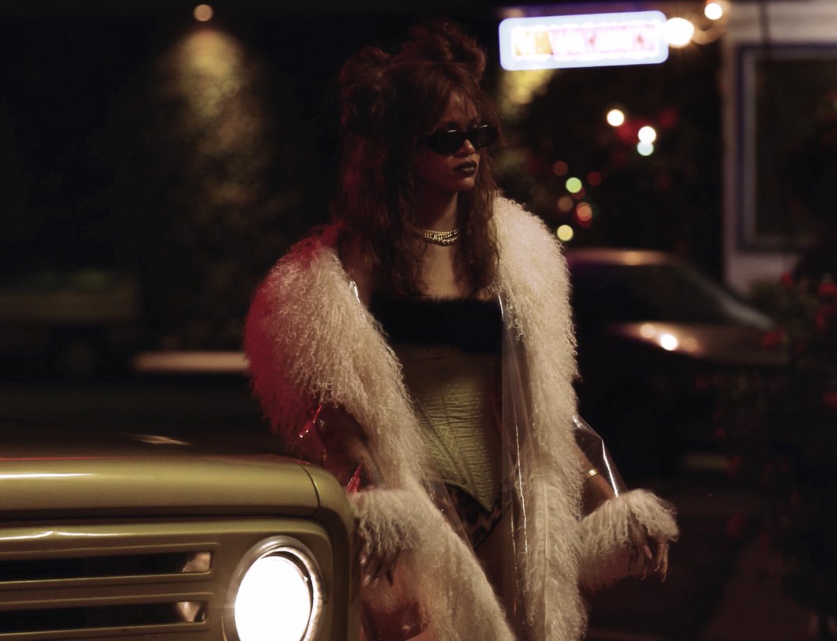 Rihanna Gallery tweet media