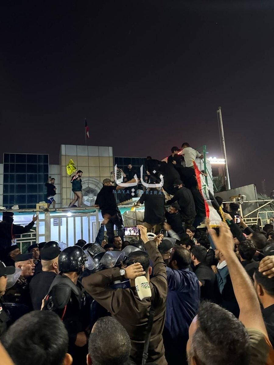 IranNewsJa's tweet image. 🎥 イラクの抗議者たちがバスラのクウェート領事館敷地内に突入、サバーハ家政権の旗を引き下ろす

🇮🇶バスラの人々は、アメリカが🇰🇼クウェートを利用してイラクへミサイルを発射したことに強く抗議している。

＃イラク #Iraq #クウェート #Kuwait