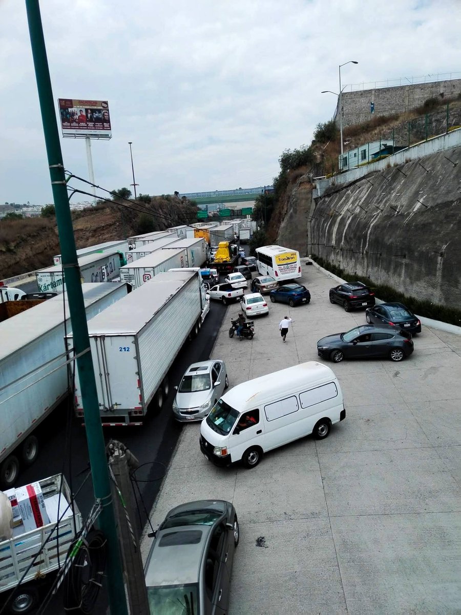 PuntoMedioEdo's tweet photo. ⚠️🤳🏻🚨 Colapsada la autopista México-Querétaro a la altura de #Perinorte y sus inmediaciones, reportan.

En dirección a la CDMX la incorporación de tráilers a #SanMartínObispo está generando caos vial.

🤳🏻 Más información ⬇️
https://t.co/tLDFWuSHYW https://t.co/af1xG4b6eh