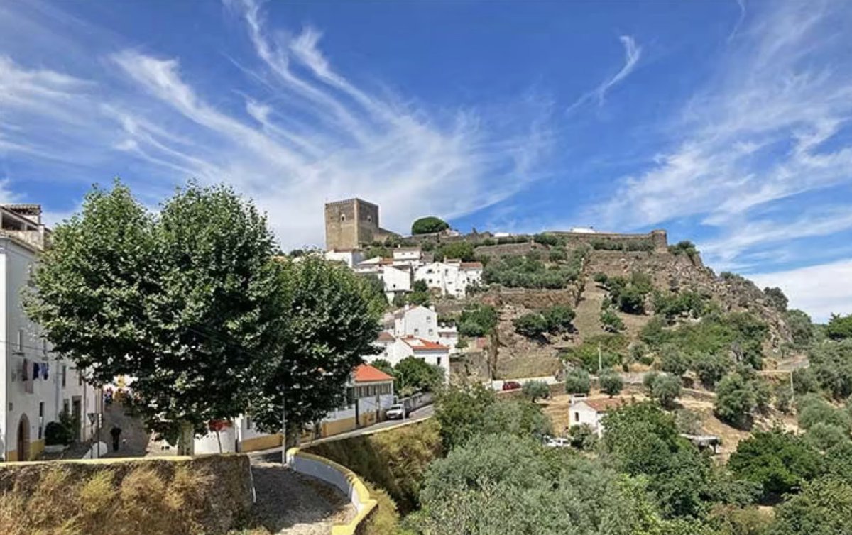VeroSinmapa's tweet photo. 🇵🇹Este pueblo medieval de #Portugal está a menos de 1h de Badajoz… y casi nadie se detiene.

😎Un pueblo con muchísimo encanto, de calles empedradas, aire tranquilo y un bonito castillo

🙇🏻‍♀️Aquí te cuento por qué deberías parar sí o sí a #CasteloDeVide ⇨ https://t.co/xv62X8u61P https://t.co/5cZvmAC6kj