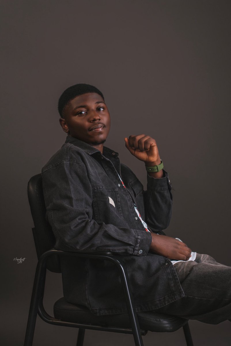 IniskiDesigns's tweet image. I started out on Linkedln in August 2021 And so far? I’ve grown to 16,000 subs But I’ve not earned from LinkedIn,    Hear me out…  in July 2022, 6months after I took LinkedIn serious, I got a Job on my birthday, July 19, with less than 500 followers here  But that was