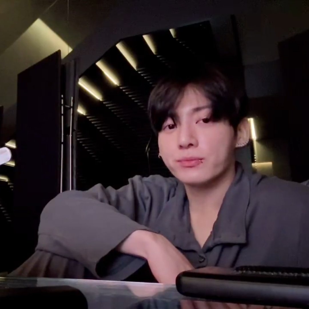 Jungkook comento que estaba dormido pero que le dio hambre y decidió comer ramen 🥺🍜