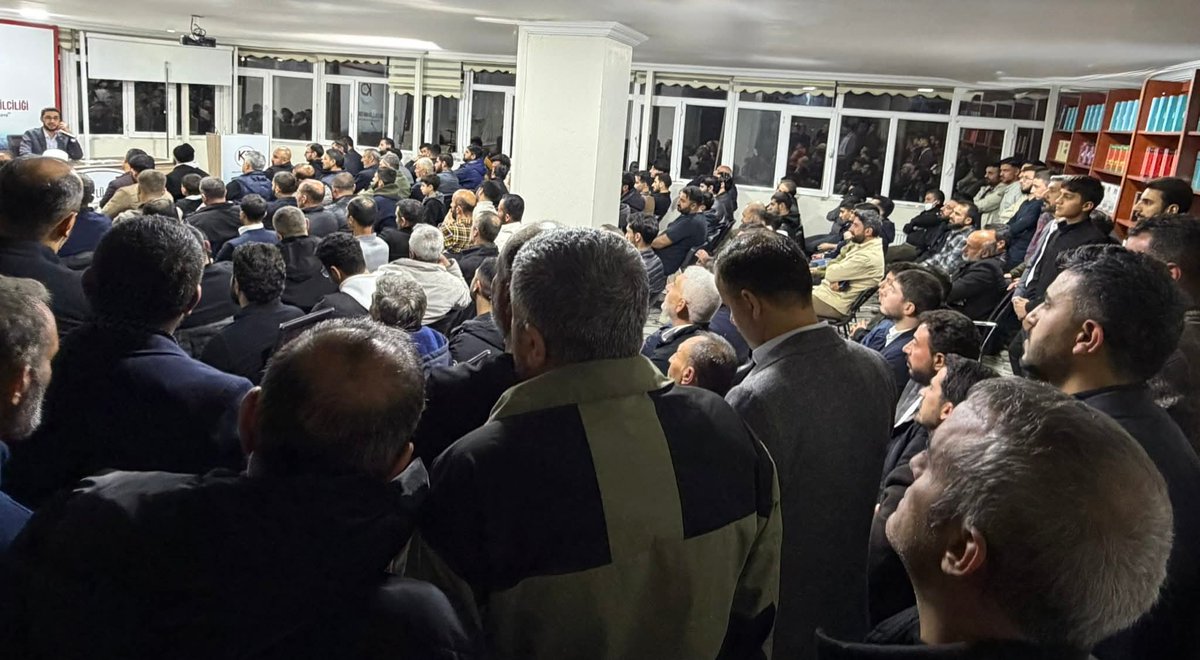 Köklü Değişim Van Temsilciliğinde Panel

İlahiyatçı yazar Abdullah İmamoğlu'nun katılımı ile “Aksa'nın Kapatılması ve ABD'nin İşgallerine Karşı Sorumluluklarımız” başlıklı panel yoğun katılımla gerçekleşti.

Abdurrezzak Tamğaç’ın sunum konuşmasıyla başlayan panelimiz, akabinde +