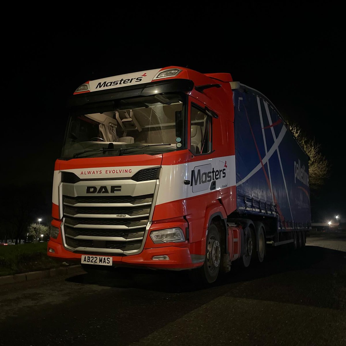 DAFTrucksUK's tweet image. When everyone else is asleep, they’re delivering tomorrow. 🚛✨

DAF XF 480 📸 nightdriver2

#DAFXF #Trucking #TruckDriver