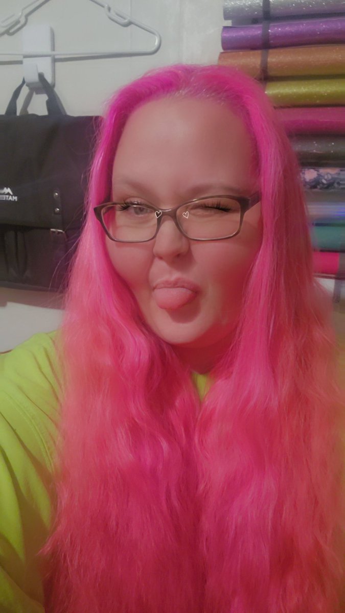 TheOGEmmy's tweet photo. I did a thiiiiiiing! While being MIA from some social media, mostly cause I couldnt remember my password, I finally got the neon bubblegum hair of my dreams!

#pink #pinkhair #bubblegum https://t.co/1Yk4ryWB72