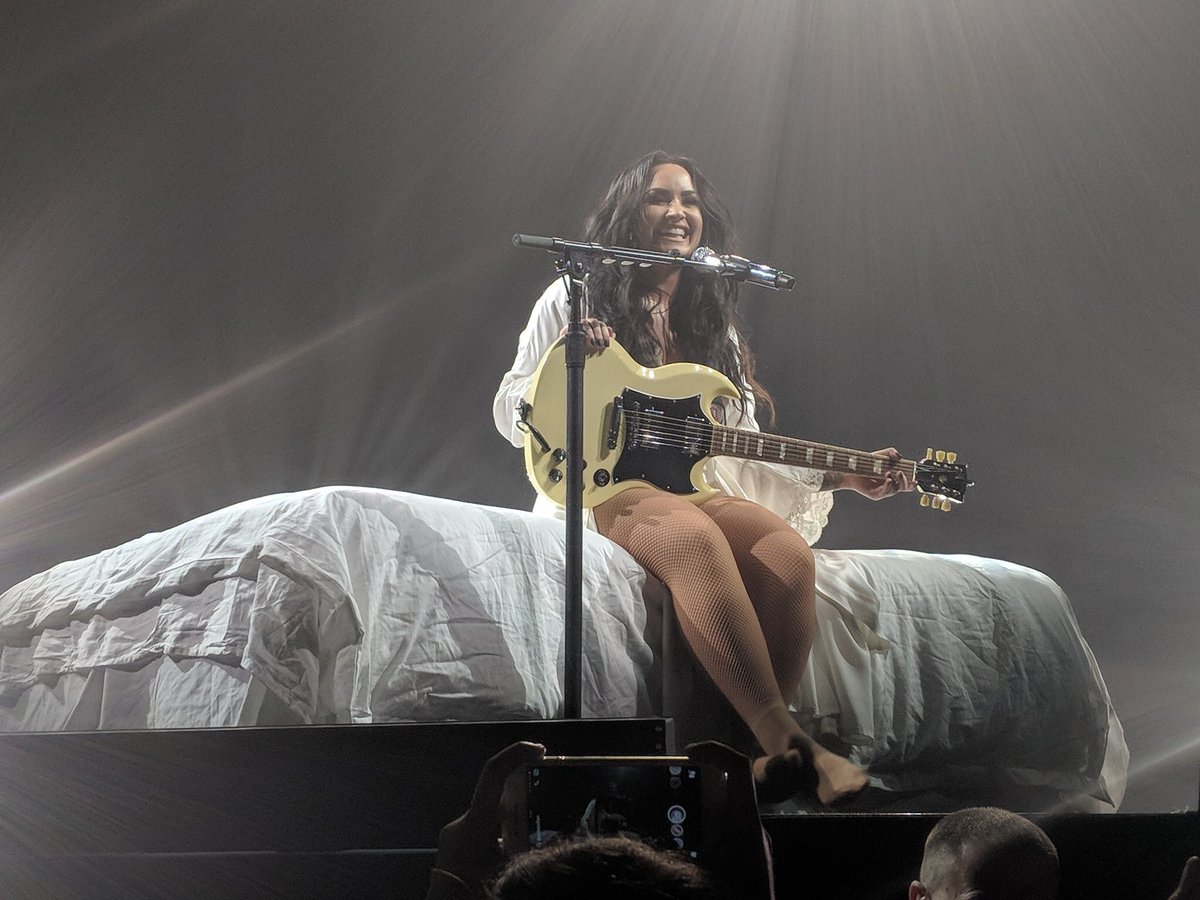 cecilia loves demi tweet media