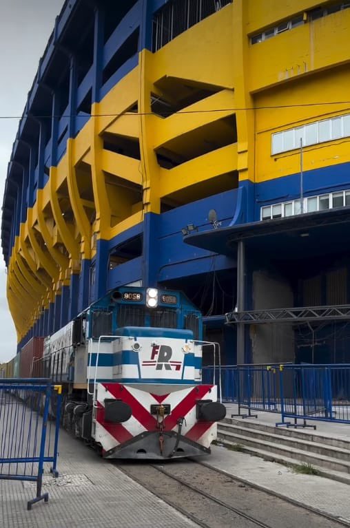 🚨 FERROSUR CONFIRMÓ EL INGRESO DEL PROYECTO DE BOCA A LA CNRT

✅️ La empresa le notificó al club este martes que el plan de obras que contempla la construcción de cuatro torres de circulación de público y puentes peatonales sobre las vías contiguas a La Bombonera, con su