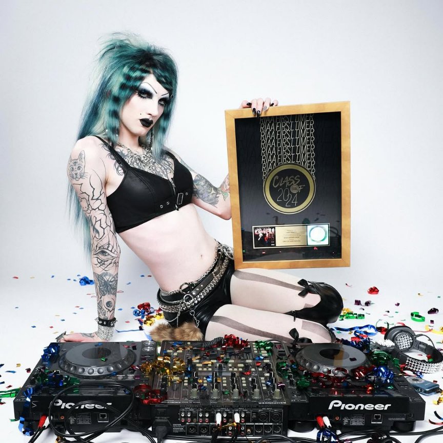 6arelyhuman tweet media