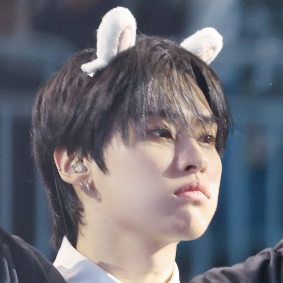 he looks so ham here i wanna die