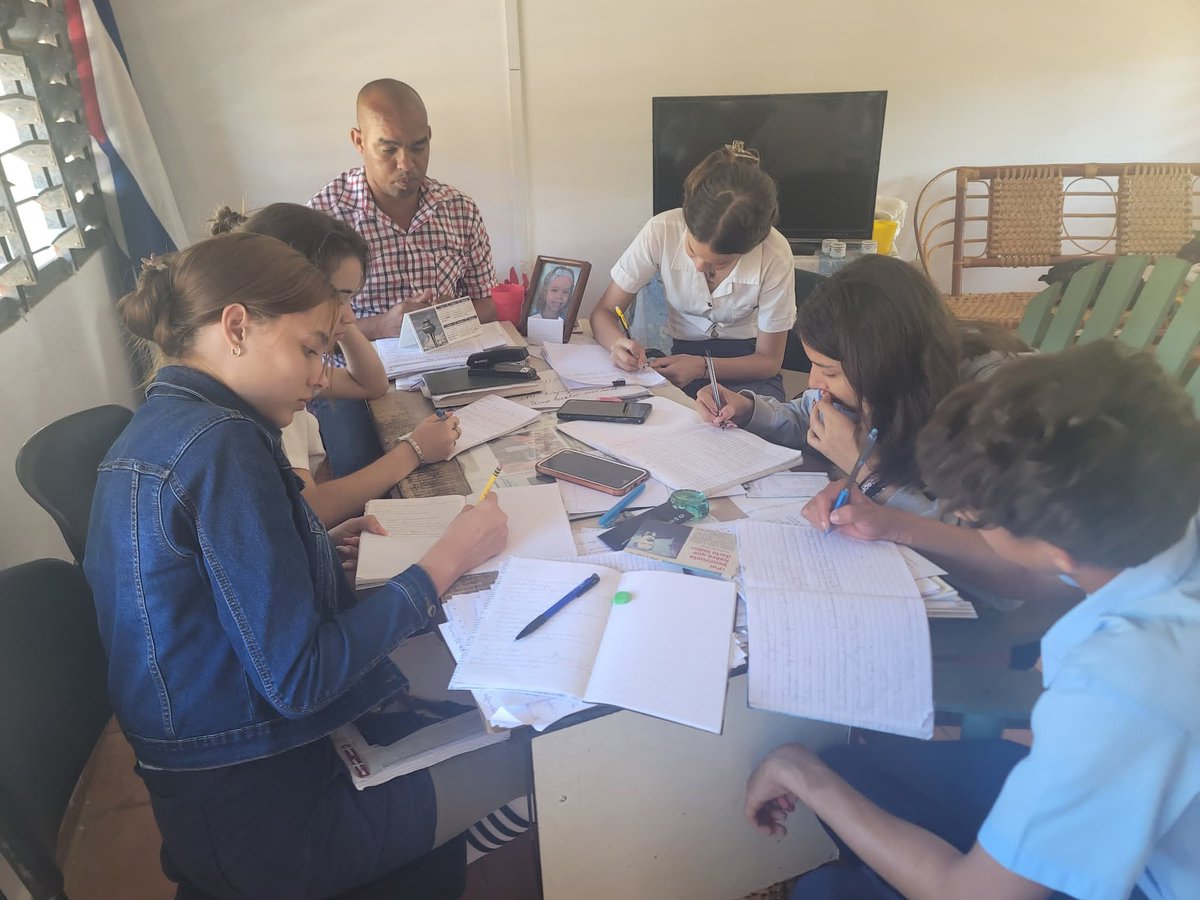Se desarrolla atención a diferencias individuales de Historia de Cuba con estudiantes de IPVCE. #CubaMined #CubaEduca #PinardelRío