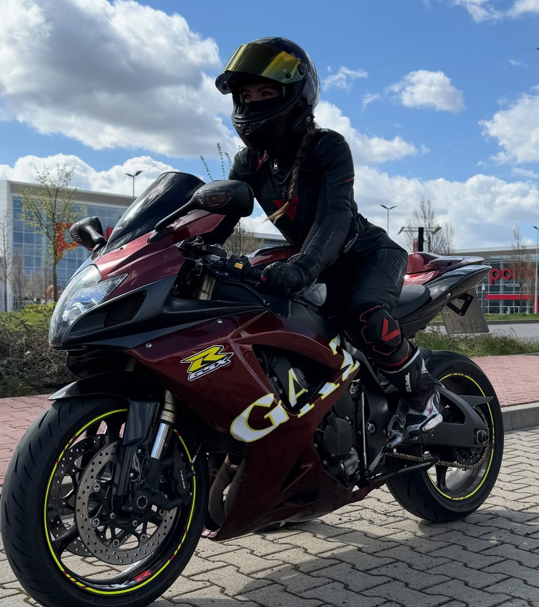 MoreMotorcycles's tweet image. #Suzuki GSXR 
#BikerGirl 

📷
threads.com/@gazoxlina
