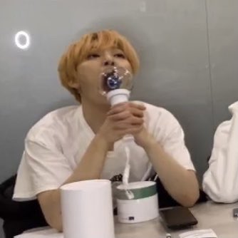 On one hand oange makes Seoho too handsome for me to handle but on the other hand heavenly cute. Last pic is my favorite psychopath meme