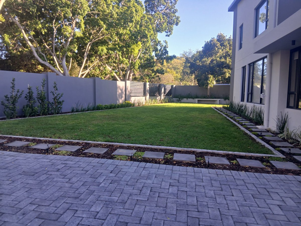 gardenmasters_'s tweet image. Eight months since installation and this space has transformed into a lush, private sanctuary. Proof that the right foundation makes all the difference. 🌿🏡
​#Landscaping #GreenLiving #ModernDesign #GardenGoals #Capetown #realestate
