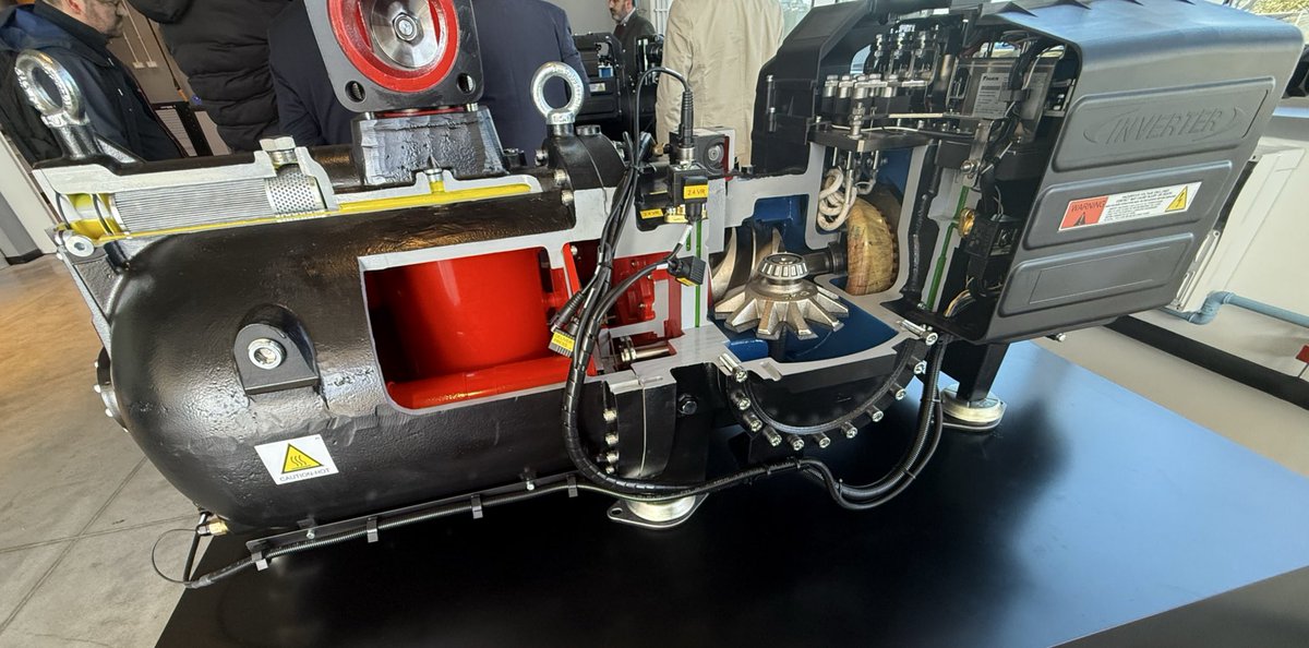 Ait_arquintec's tweet photo. Compresor mono tornillo equipo de refrigeración industrial con motor eléctrico auto refrigerado. Una maravilla de la tecnología del frío. 👍⚙️*️⃣❄️❄️❄️⚡️ https://t.co/jVBORDBcX2