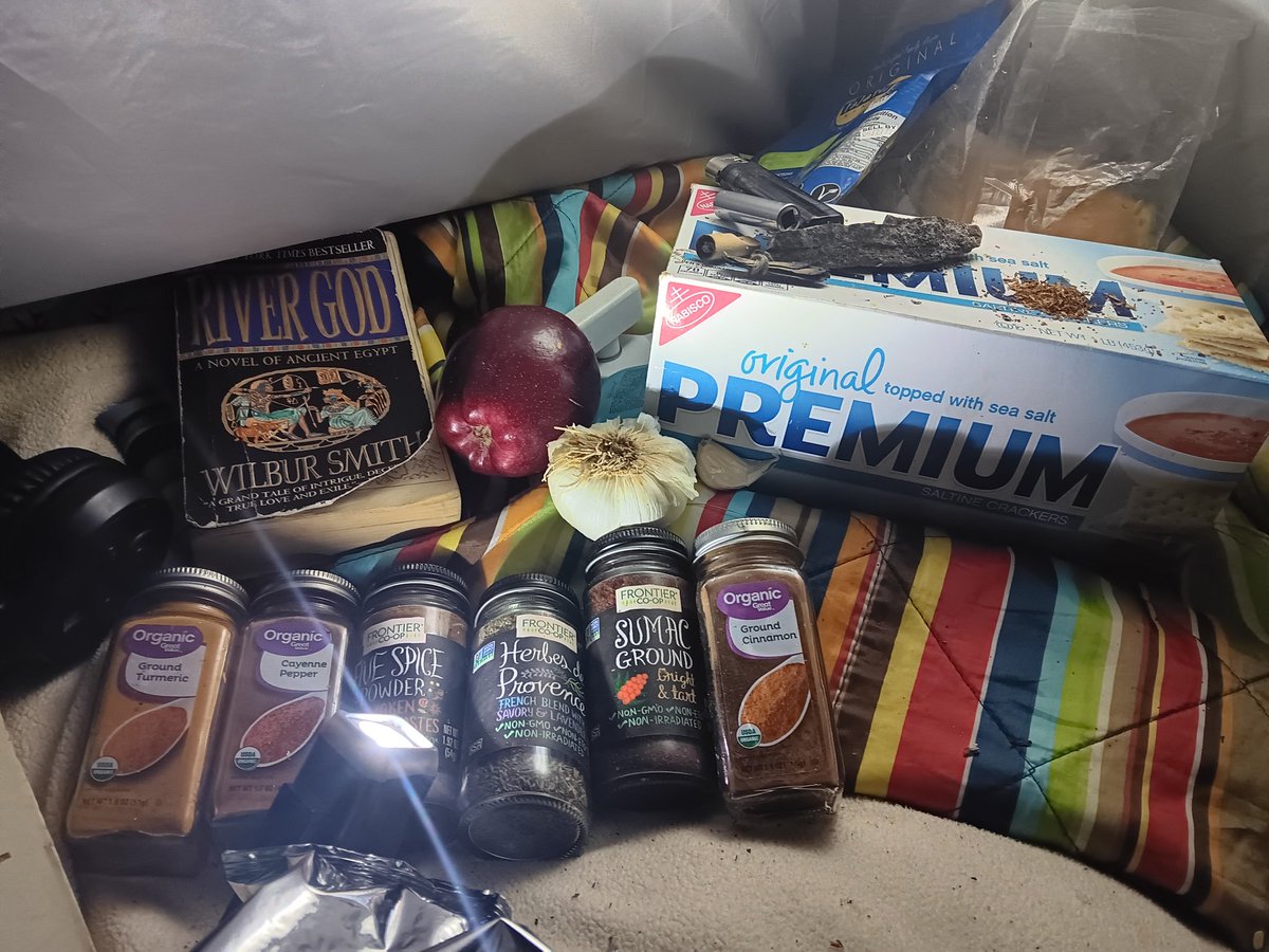 MagdalynnWhite's tweet image. #ArchangelMichael likes TOBACCO on His Kracker-box #altar