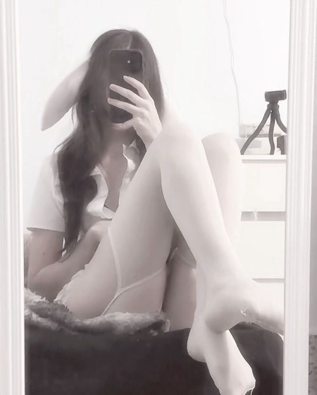 BunnyGirlLoser's tweet photo. im so sleepy SOBBB https://t.co/eVFVEGYFyD