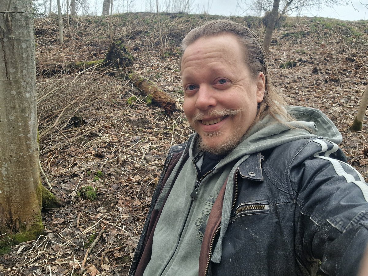 UselessBeyond's tweet image. Look at me walking outside in the nature and shit.

#NatureVibes 
#walking
#nature