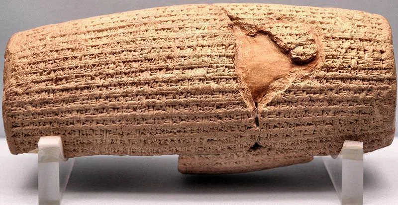 rsumen's tweet photo. Cilindro de Ciro (539 a.C.) "primer manifiesto de derechos humanos". Tras conquistar Babilonia, el rey persa grabó en arcilla su política de libertad religiosa y el fin de la esclavitud. Hoy Donald Trump a amenazado con matar una civilización entera esta noche. https://t.co/82XKsP2YPj