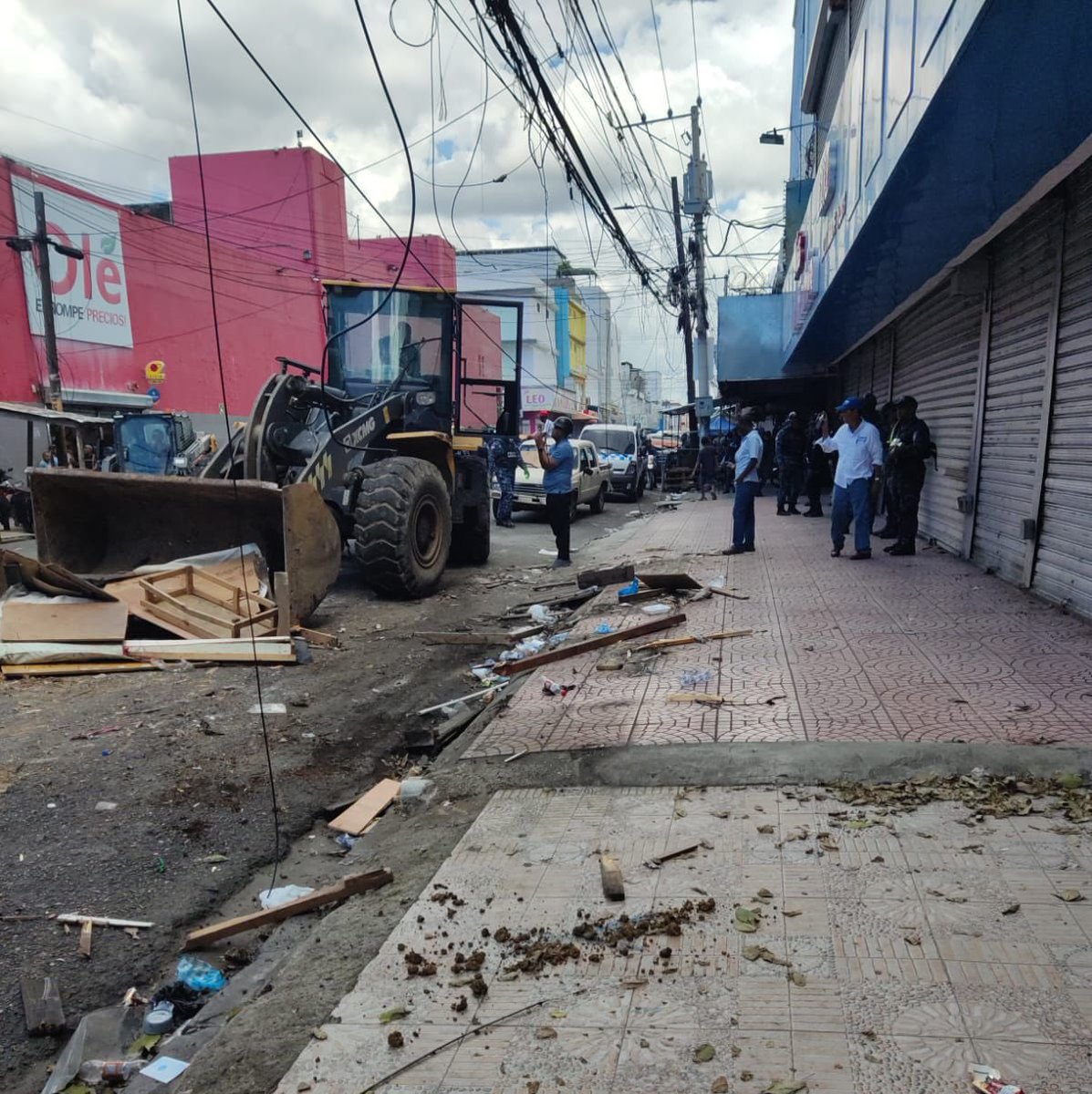 La recuperación de espacios públicos en la Duarte con París no es un abuso: es una obligación de <a href="/AlcaldiaDN/">Alcaldía DN</a>. Ordenar, despejar aceras y garantizar movilidad, seguridad y convivencia, beneficia a todos. Más aún cuando asociaciones de buhoneros y comerciantes como ASOBUPA,