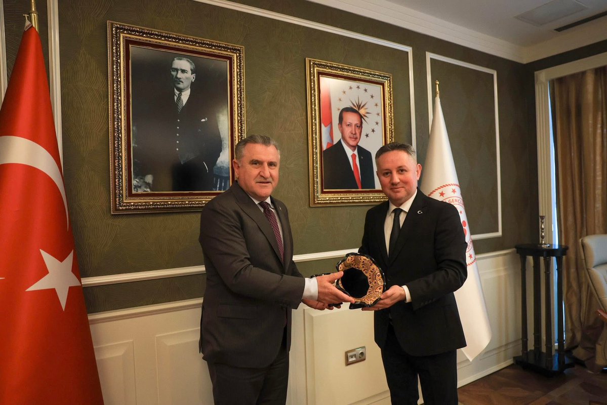 Ayrıca; 

ORTAHİSAR BELDEMİZE;
￼- 1 adet açık halı saha, 
- 1 adet aydınlatmalı semt sahası,
- 2 adet bisiklet ve yürüyüş yolu,
- Mevcut halı sahanın bakım ve onarımı yatırımlarının sözü alındı.

#YaparsaAkPartiYapar 

<a href="/av_mfa/">Muhammed Feyzi Aygün</a> <a href="/MvSuleymanOzgun/">Süleyman Özgün🇹🇷</a> <a href="/EmreCaliskan_50/">Emre ÇALIŞKAN</a> <a href="/mustafaates76/">Mustafa ATEŞ 🇹🇷</a>