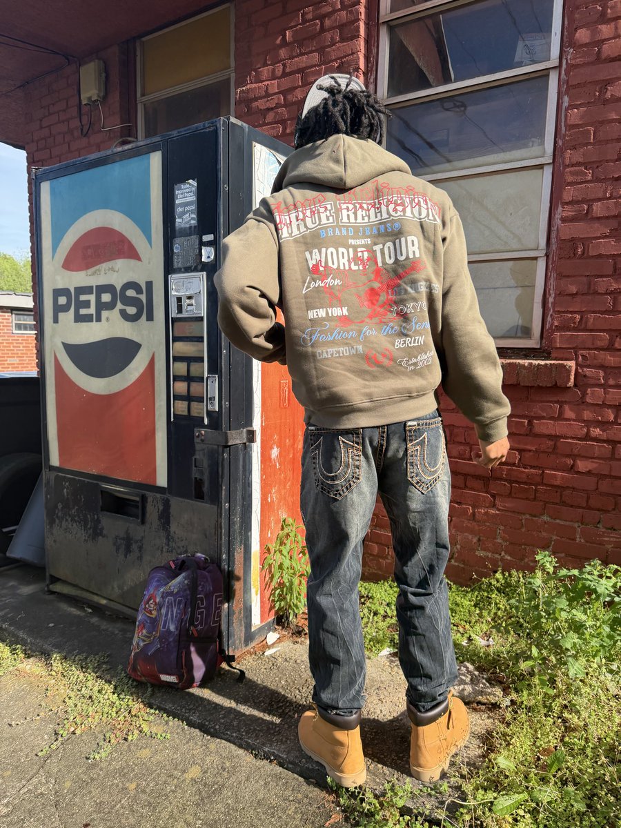 HalfBreedCracker tweet media