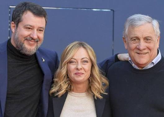 GiovaQuez's tweet photo. L’avete appoggiato, sostenuto in ogni sua follia, assecondato anche sulle deliranti richieste per il Nobel per la Pace. 

Ora che sta portando il mondo ad un passo dal baratro, mentre lanciate appelli imploranti a Trump, non dico vergogna, ma un po’ di imbarazzo non lo provate? https://t.co/Qr3OJoONOd