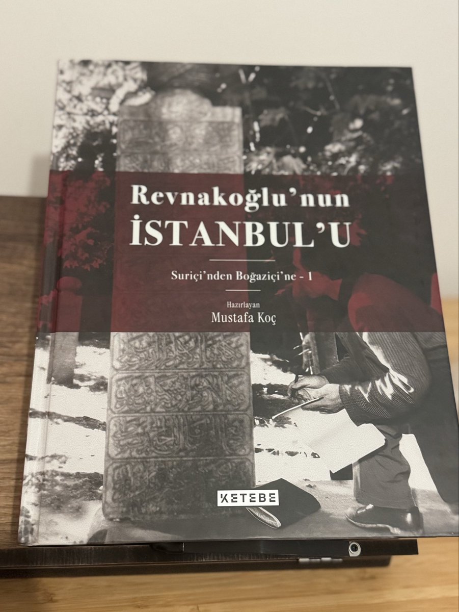 avosmansimsek's tweet photo. İstanbul hakkında neşredilen bir yığın kitap var; fakat Revnakoğlu tüm bunların fevkinde. Listenin başında artık 'O' var. Ömrü, tuttuğu binlerce sayfa notun iki kapak arasında toplanmasına vefa etmedi; fakat Mustafa Koç, ilmi ve insanüstü gayretiyle onu bize ulaştırdı. https://t.co/vXS9tLr4HB