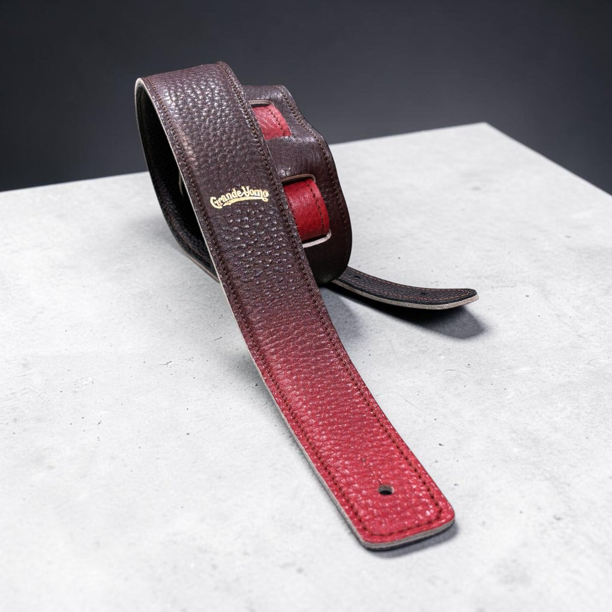 Grandeuomo2016's tweet image. とあるギタリストの方からのオーダー品。

黒×赤はロックの象徴ですね！

#ギターストラップ