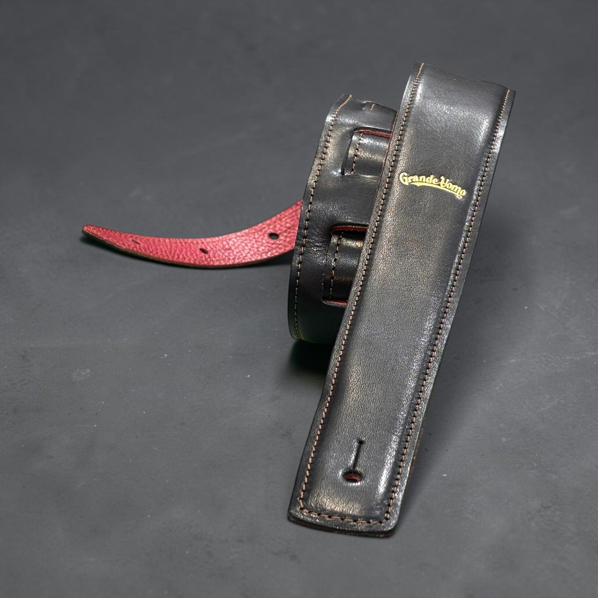 Grandeuomo2016's tweet image. とあるギタリストの方からのオーダー品。

黒×赤はロックの象徴ですね！

#ギターストラップ