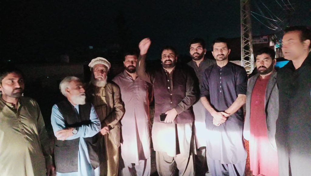 IKTodayPk's tweet photo. صاحبزادہ حافظ حامد رضا #NA70 چوہدری عمر جاوید گھمن نائب صدر سینٹرل پنجاب #PP45 فیصل نصیر جنرل سیکٹری سیالکوٹ اپنی ٹیم کے ہمراہ اڈیالہ جیل کے باہر موجود https://t.co/dpDmbF3alE
