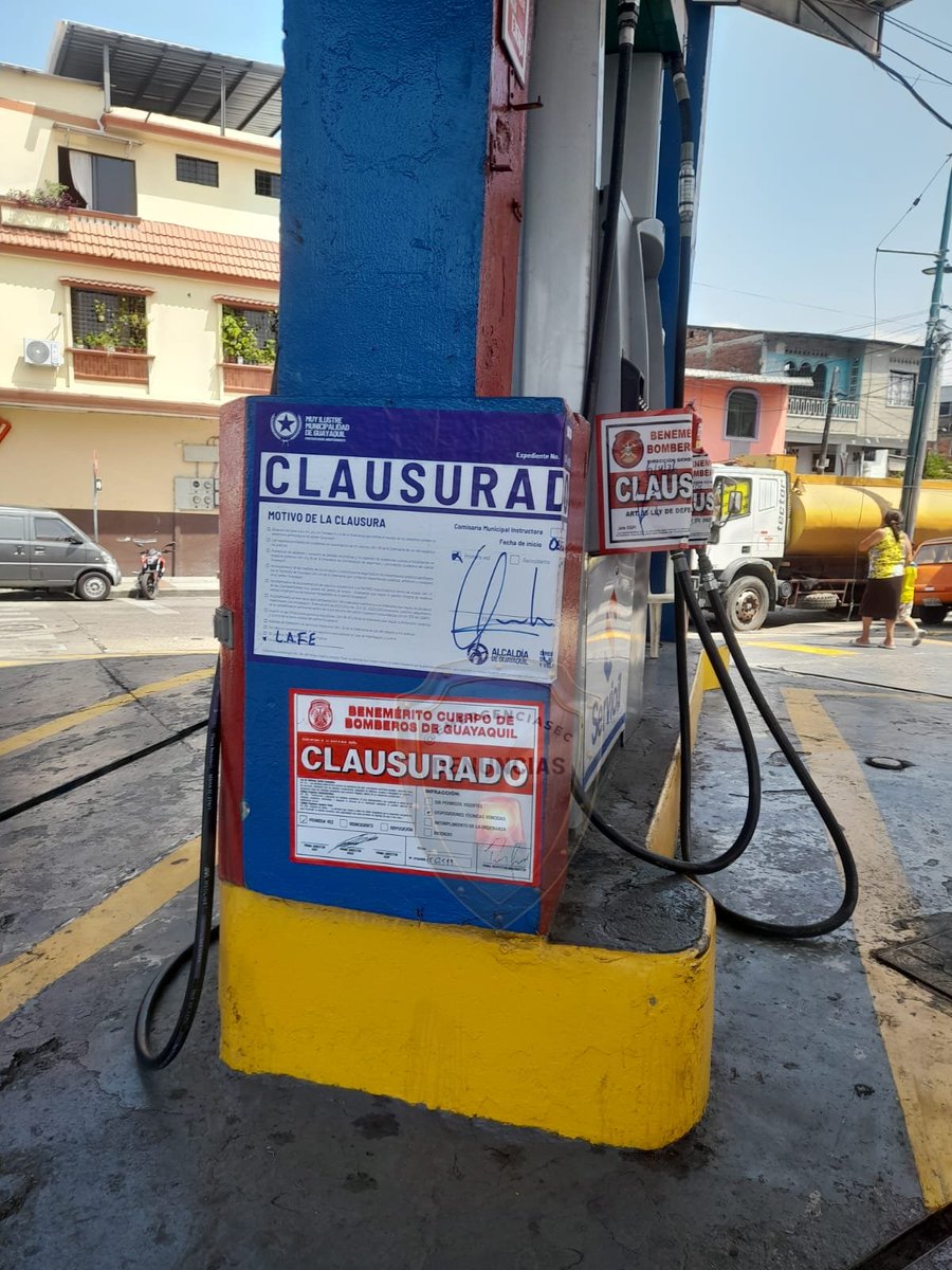 Terrible!!!
En una gasolinera ubicada en Portete y la 23, los tanques que están enterrados los tenían dañados, alquilaron al lado un terreno y ahí habían instalado los tanques de combustible pero tenían hueco y el olor era insoportable por el derrame, los vecinos denunciaron, era