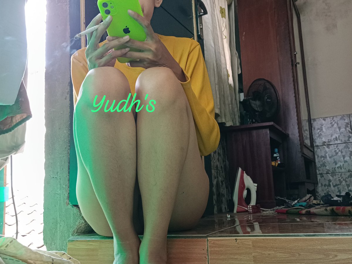 yudhs_alandya's tweet photo. Sekalinya Ionte ya tetep Ionte!
Padahal di ruang bwh ada mertua (bapakku) malah dia tetep nekat ngeroko di pintu ga pake celana. Kyk sengaja banget ga sih pengen nunjukin memmek gatelnya ke bapakku? Apa diam diam dia pengen merasakan dipake bapakku? Apa malah udah prnah? 🤔 https://t.co/Imn60lKOqU