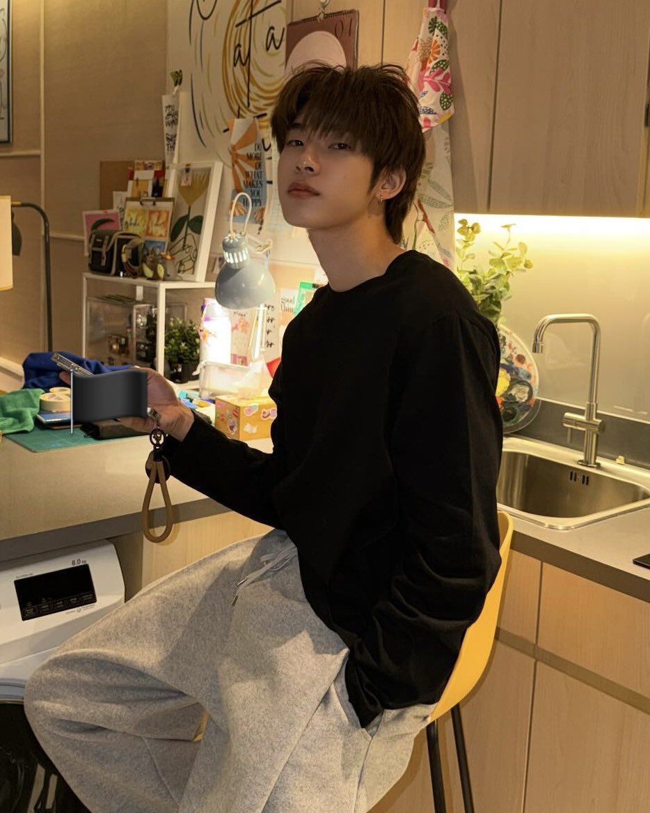 etherealyji's tweet photo. ITS ALWAYS CANDID ONES IM WEAK FOR https://t.co/0Y3BpL9aci