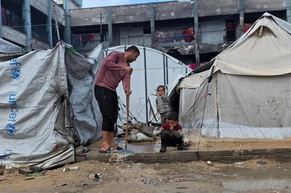 Timesofgaza's tweet photo. Harsh conditions faced by displaced people after their tents were flooded by rainwater in Khan Younis, southern Gaza Strip. https://t.co/anDLFMadCr