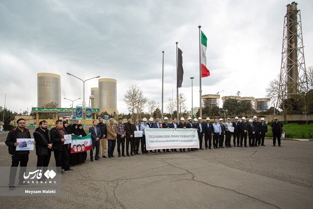 SurelisRomero's tweet photo. 📷🇮🇷 Iraníes forman cadenas humanas en diferentes ciudades en condena a las amenazas de Trump de atacar puentes y centrales eléctricas. #eaacayococo, #LatirAvileño, #NoALaGuerra, #CubaPorLaPaz. https://t.co/MP6jCQBsee