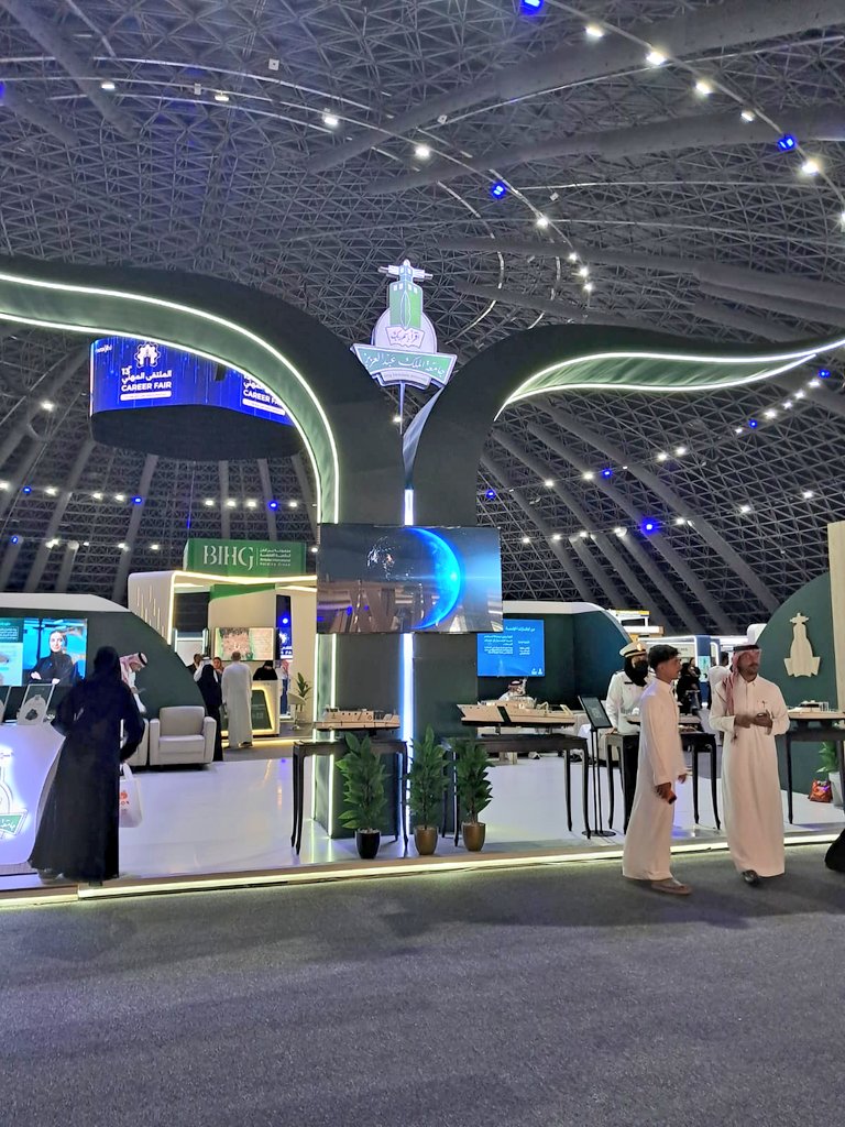fm_sindy7's tweet image. تشرفت بحضور #الملتقى_المهني_الثالث_عشر

أكثر من 100 شركة تجتمع تحت سقف واحد ولهدف واحد: تمكين الكفاءات الوطنية وصناعة مستقبل مهني يليق بإمكاناتنا كشباب.

تجربة ملهمة تعكس حجم الفرص وقيمة الشراكة بين الجهات المختلفة لدعم مسيرة التوظيف والتطوير.
فخور أني كنت جزء من هذا المشهد 🙏🏻