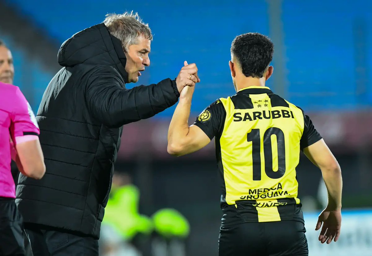 𝐄𝐥 '𝟏𝟎' 𝐩𝐫𝐞𝐬𝐞𝐧𝐭𝐞

Los hinchas de Peñarol conocen en profundidad las grandes virtudes de Leo Fernández: pegada, clase, talento, técnica, categoría, jerarquía. Podría seguir enumerando características individuales que destacan al actual '10' de Peñarol por encima de la