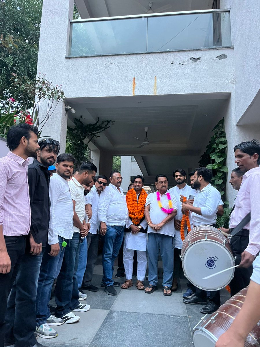 jeeshan064's tweet photo. बड़े भैय्या Adv Rizwan Ansari जी को उत्तराखण्ड युवा कांग्रेस प्रदेश महासचिव बनने पर मा० किच्छा विधायक श्री Tilak Raj Behar जी के आवास पर पहुँच कर बधाईयाँ दीं 💐 https://t.co/qNSDIJeO3v