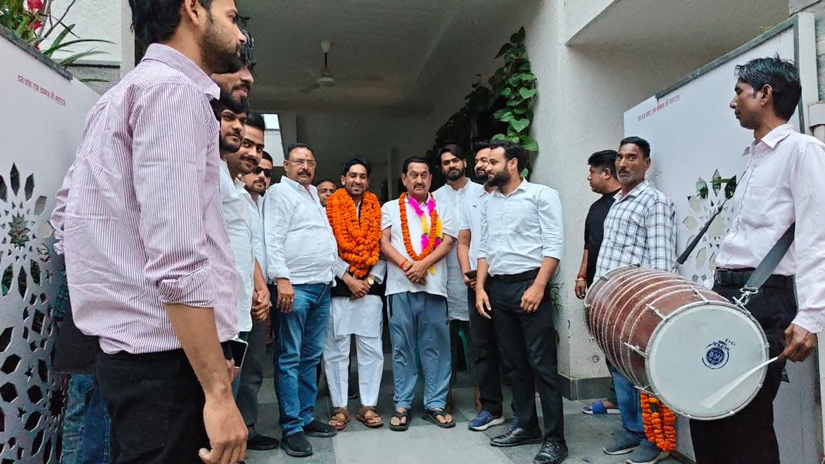 jeeshan064's tweet photo. बड़े भैय्या Adv Rizwan Ansari जी को उत्तराखण्ड युवा कांग्रेस प्रदेश महासचिव बनने पर मा० किच्छा विधायक श्री Tilak Raj Behar जी के आवास पर पहुँच कर बधाईयाँ दीं 💐 https://t.co/qNSDIJeO3v