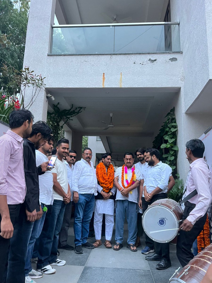 jeeshan064's tweet photo. बड़े भैय्या Adv Rizwan Ansari जी को उत्तराखण्ड युवा कांग्रेस प्रदेश महासचिव बनने पर मा० किच्छा विधायक श्री Tilak Raj Behar जी के आवास पर पहुँच कर बधाईयाँ दीं 💐 https://t.co/qNSDIJeO3v