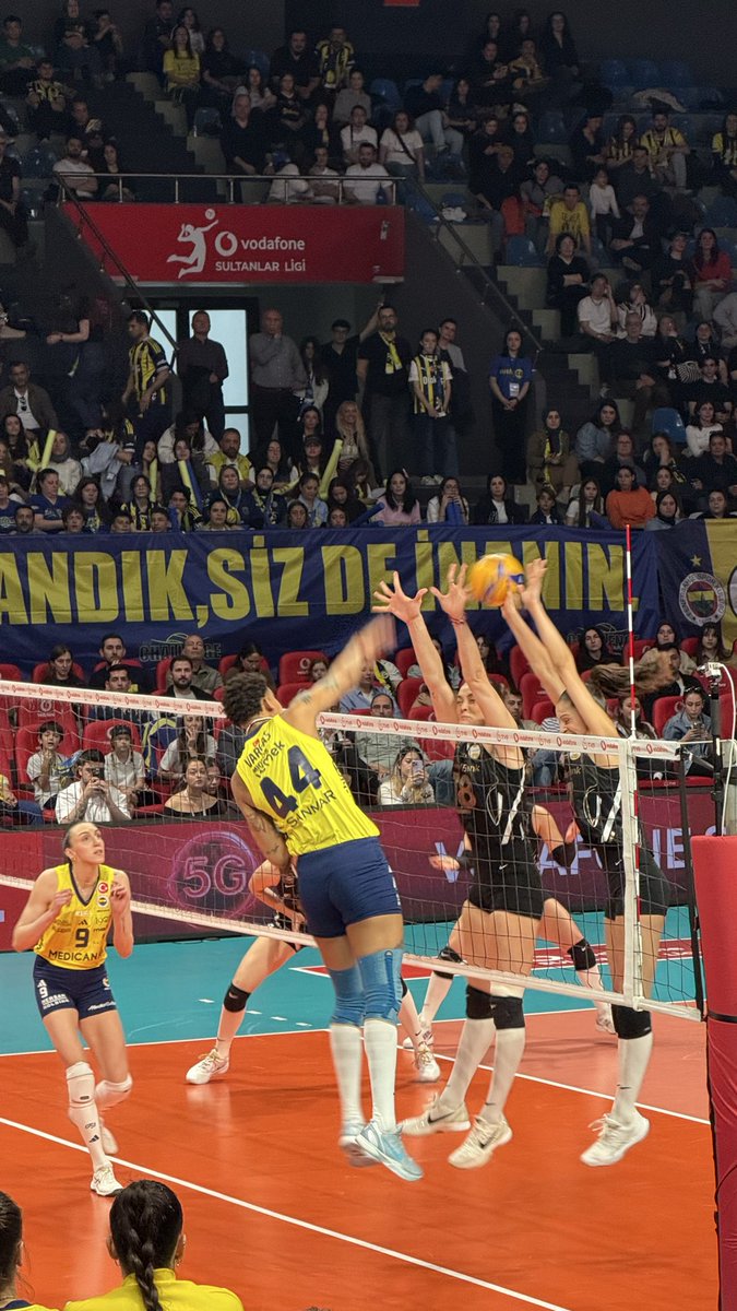hellopuipy's tweet photo. Vargasa bakmamak için gözünü kapatan bir Güneş aknxjsjzkakakaka #vakifbank #fbvoleybol #zehra #vargas https://t.co/RnQzNUgbkz