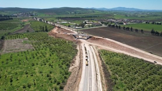 DzairMediaa's tweet image. 📌🇩🇿 | Parmi les ateliers d’achèvement du tronçon reliant Annaba à Oued Seguin sur une distance de 54 km, l’un des tronçons de la ligne minière orientale du chemin de fer Annaba – Tébessa – Ouled Haouat.

🗂️Des photos documentent le rythme rapide auquel progresse ce tronçon qui a