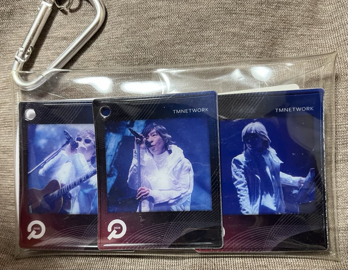 ガチャのポラロイドキーホルダー、ボールチェーンだと落としそうで怖いな…から、いい感じに収まった🤭

#TMNETWORK 
#QUANTUM