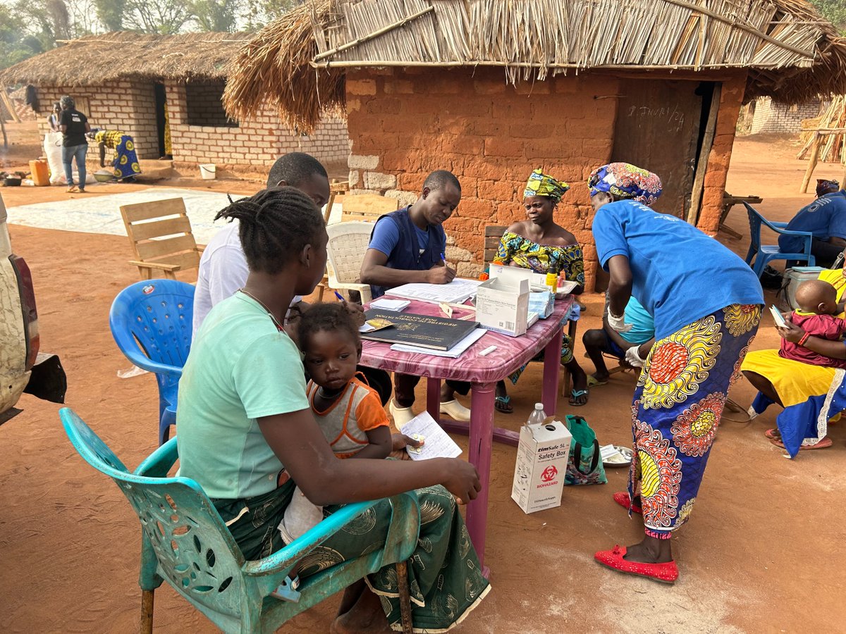OCHA_CAR's tweet image. #SantéPourTous et en tout temps. En 2025, la communauté humanitaire a fourni des soins de santé à 414 000 personnes vulnérables. Cette année, elle vise à assister 517M de personnes vulnérables, mais devra mobiliser 13,5M $. #InvestInHumanity #SaveLives
#JournéeMondialeDeLaSanté