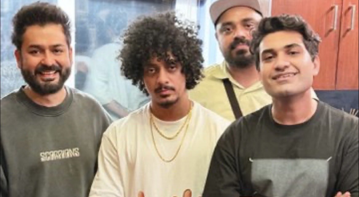 BhaiChoudharyH's tweet image. Group pic? Nah, this is war council prep 😤 

#EpicFace #DharDynamos #Hanumankind @Hanumankind1 #Dhurandhar2‌TheRevenge