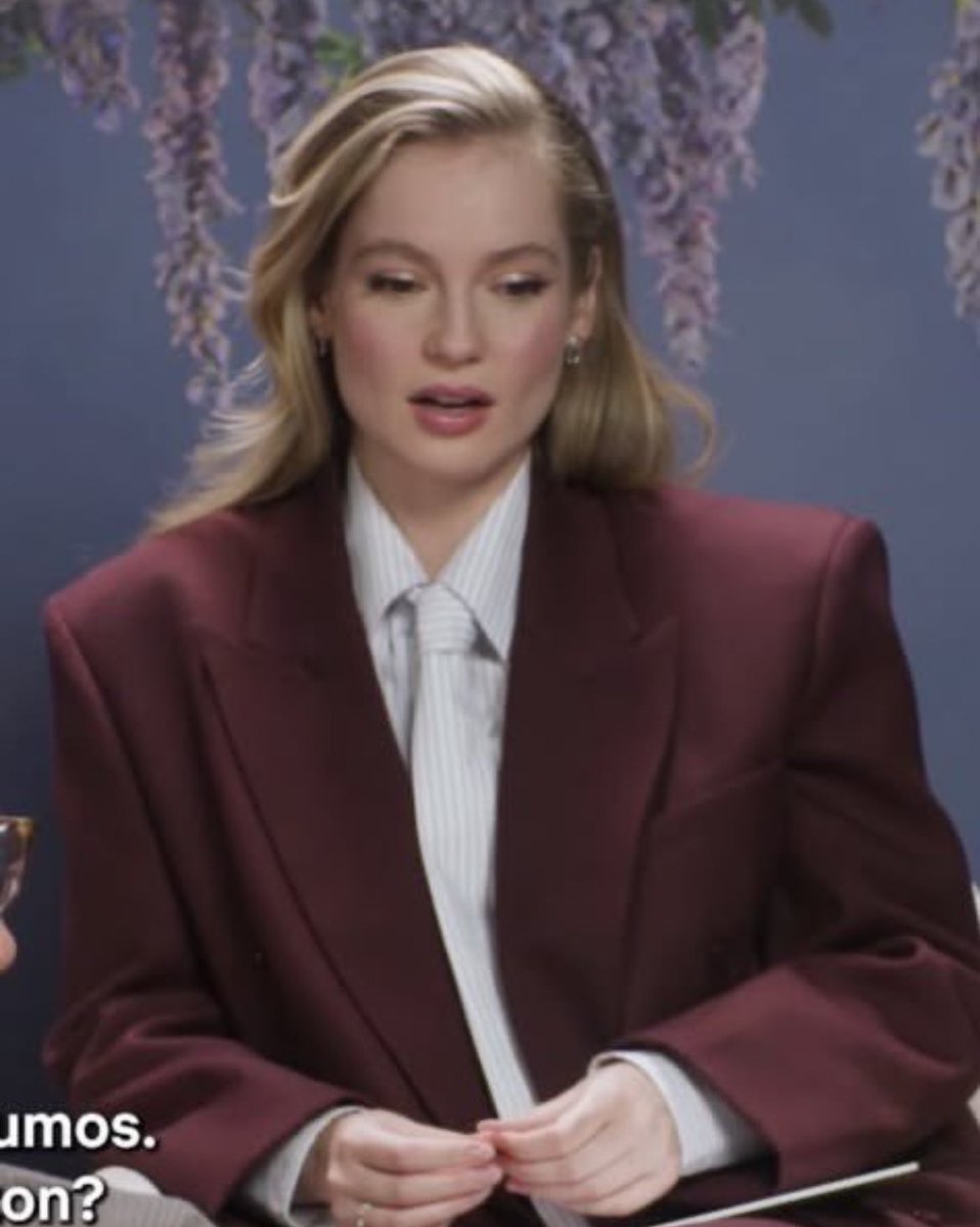 freeandcool45's tweet photo. I am conviced the whole press tour with those clothes was to make us call her Dada... https://t.co/c2lIifBeRM