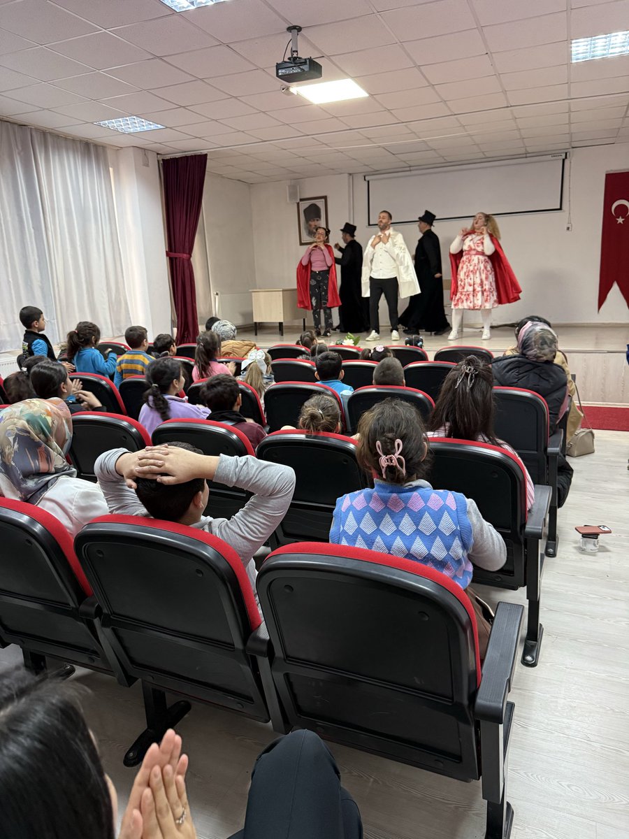bingolistim's tweet photo. İçişleri Bakanlığı Sivil Toplumla İlişkiler Genel Müdürlüğü tarafından destek almaya hak kazanan Neşeli Düşler Kültür ve Sanat Derneği’nin  “Yeteneğini Sahneye Dök” adlı projesi kapsamında Yayladere, Kiğı ve Adaklı ilçelerimizin okullarında çocukların sevinç ve coşkularını öne çıkaran, göstermiş oldukları sahne performans ve başarılarını tebrik ederiz. @TC_icisleri @icisleriSTi @bingolvaliligi