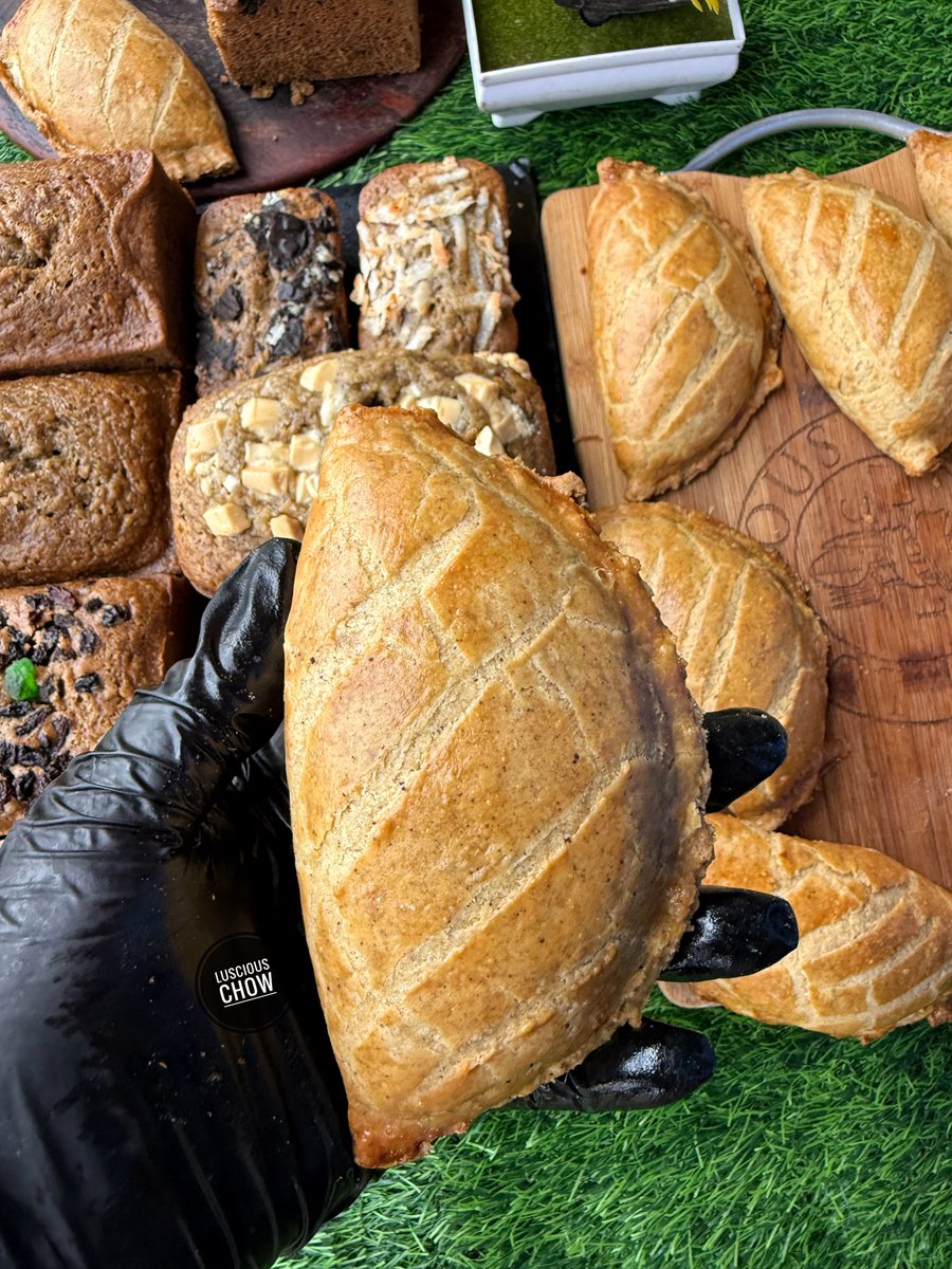 adaezennaji_'s tweet image. Hi beautiful!
Someone has ordered both the meatpies and the banana breads for you. 
Kindly send your delivery details 😁😁